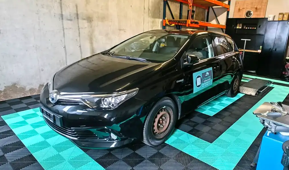 Voiture de courtoisie mise à disposition par Cantin Auto Propre & Pneus Service pendant le nettoyage et l’entretien du véhicule client.